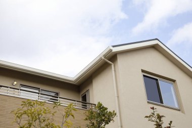 Mavi gökyüzüne karşı modern ev cephesi 