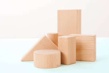 Yeni ahşap blokların görüntüsünü kapat. 