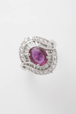 Beyaz arka planda elmas yüzük mücevherleri.