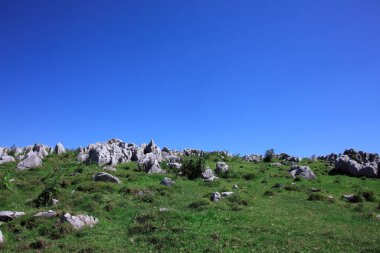 Gökyüzündeki kayalıklar.