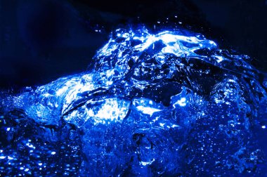 Mavi renkli makro su damlası