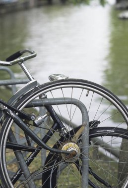 Kanal yakınına park edilmiş bisikletin yakın görüntüsü