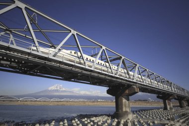 Sabahları nehir üzerinde köprü manzarası
