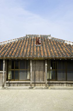 Turuncu kiremitli çatı ve pencereli geleneksel ahşap ev