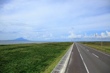 Kırsalda güzel bir yol manzarası var.       