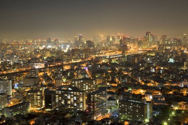 Geceleri Tokyo şehrinin hava manzarası. Japonca         