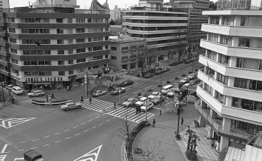 Şehir sokaklarının mimarisinde dokuma yapan nakliye aracı