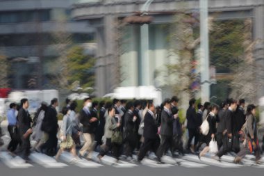 Tokyo, Japonya 'da merkez caddenin yanından geçen kalabalık