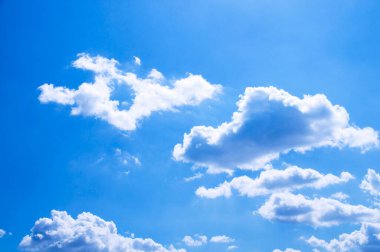 Mavi gökyüzünde güzel beyaz bulutlar. doğal arkaplan 