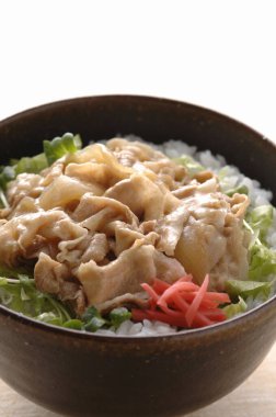 Tüylü beyaz pirinç üzerinde dilimlenmiş domuz eti içeren dumanı tüten kase.