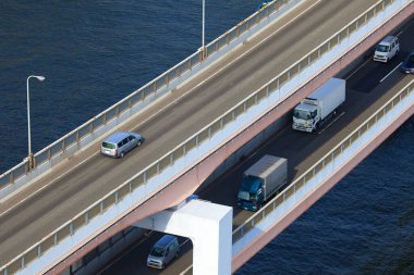 Köprüde su üstünde giden araçlar