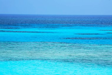 Turkuaz suyu olan güzel bir deniz. Seyahat, tatil konsepti