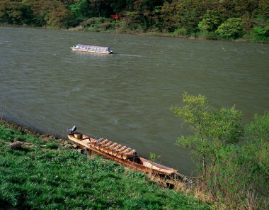 Sakin nehir suyunda yüzen tekneler