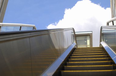 Modern binada yürüyen merdiven