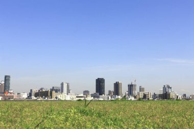 Tokyo, Japonya 'da binaları olan modern şehir manzarası