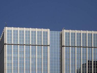 Mavi gökyüzünün altındaki modern ofis binası 