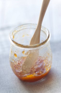 Lezzetli ev yapımı reçelli cam kavanozun yakın çekim görüntüsü