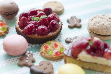 Masadaki çeşitli lezzetli keklerin yakın plan görüntüsü.        