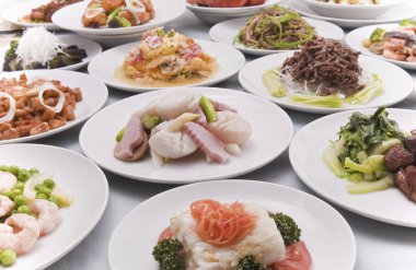 Beyaz tabaklardaki Asya yemeklerinin çeşitliliği