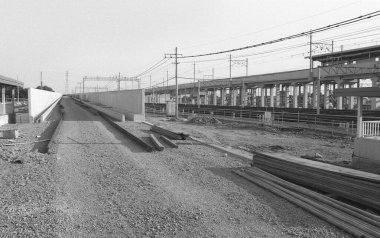 Çevredeki binalar ve demiryolu viyadük hattı arasında güçlü bir zıtlık var..