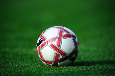 Yeşil çimlerin üzerinde futbol topu