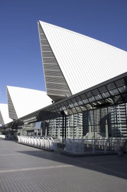 Yokohama, Japonya 'da mavi gökyüzü üzerinde modern şehir binaları