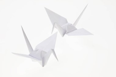 beyaz zemin üzerinde Origami kuşlar