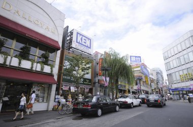 işlek şehir caddesi ve bulutlu gökyüzü 
