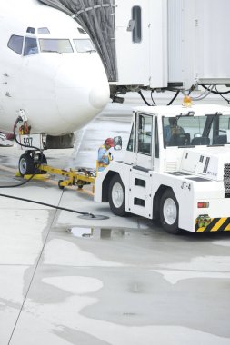 Havaalanı yer aracı tarafından çekilen uçak.