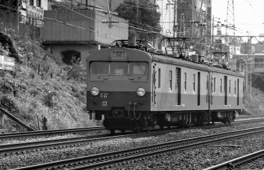 Tren istasyondaki tren raylarında ilerliyor.