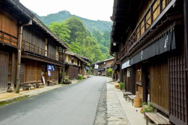 Gündüz vakti eski Japon köyünde ahşap evler 