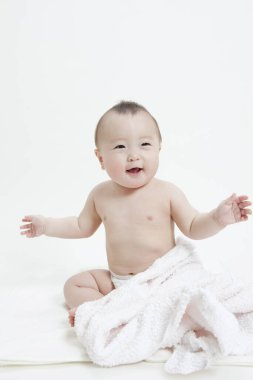 Beyaz arka planda bebek bezi takmış sevimli Asyalı bebeğin stüdyo portresi