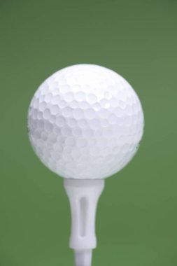 Beyaz golf topu ve yeşil arka planda dur