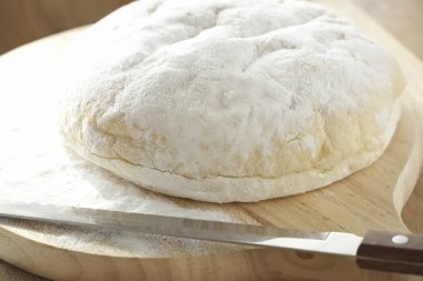 Taze ekmeği unla kaplayın.