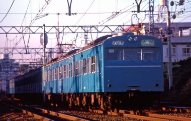 Japon şehrinde tren, alacakaranlık manzaralı. 