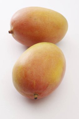 Olgun mango meyveleri arka planda, yakın çekim