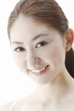 kadın gülümsüyor ve kameraya bakıyor