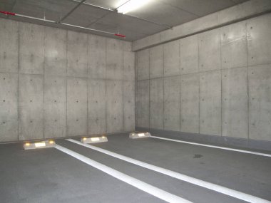 Modern binada boş beton otopark               