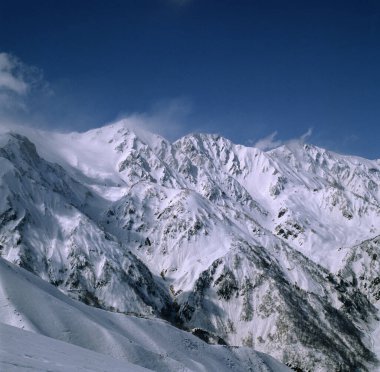 Doğanın arka planında, kışın dağların güzel manzarası