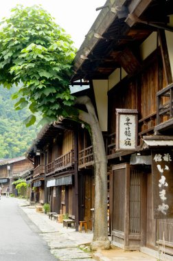 Gündüz vakti eski Japon köyünde ahşap evler 