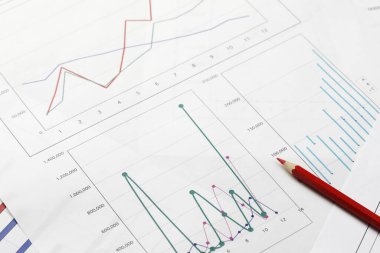 Mali verileri tablolar ve rakamlarla analiz eden, finans ve yatırıma odaklı profesyonellerin yakın plan görüntüleri.