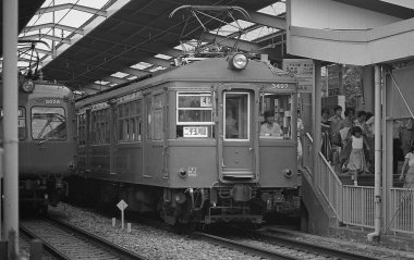 İnsanlar tren istasyonunda tren bekliyor.