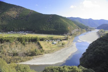 Shikoku, Japonya 'daki Shimanto Nehri' nin güzel manzarası.