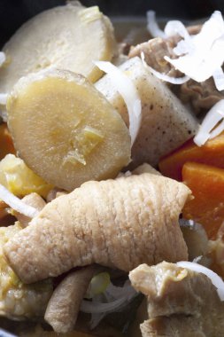 Hıçkırık, sebze ve pirinç içeren Çin çorbası manzarası.