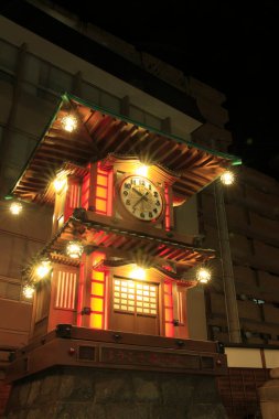 Gece şehrinde aydınlatılmış güzel mimari               