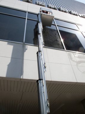 İşçiler yüksek bina pencerelerine ulaşmak için asansör kullanıyor