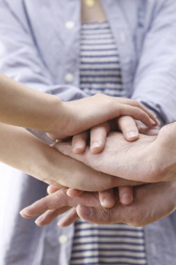 Bir grup gencin el ele tutuşması.