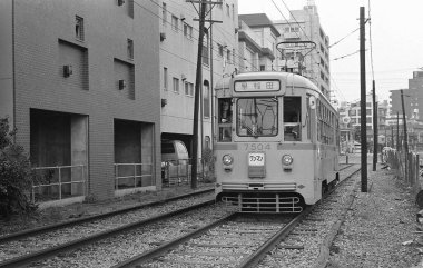 Japonya 'daki eski tren, sepya fotoğrafı.
