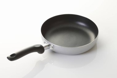 Beyaz arkaplanda kızartma tavası