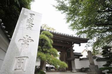 Güzel antik Japon tapınağının manzaralı görüntüsü.